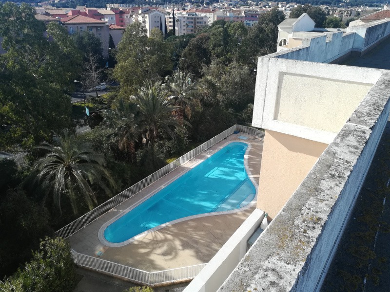 Photo aérienne de la piscine de la résidence